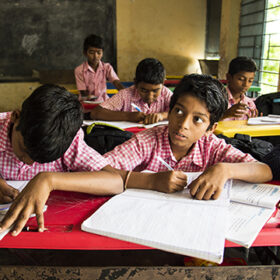 Leerling in klaslokaal India
